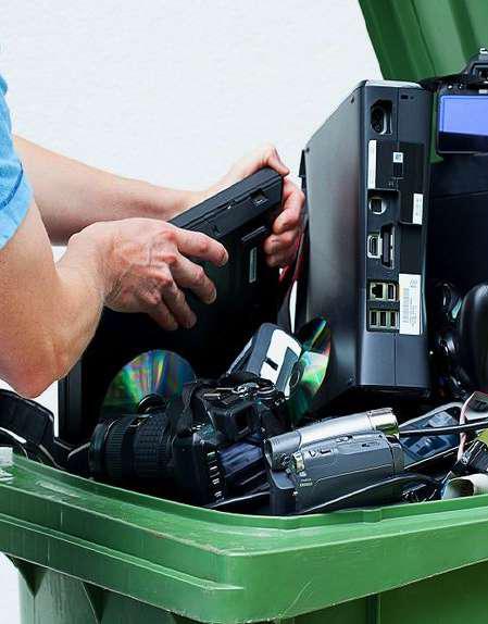 "Conoce la necesidad de reciclar computadores en Chile para reducir la contaminación y recuperar materiales valiosos. Aprende cómo hacerlo."